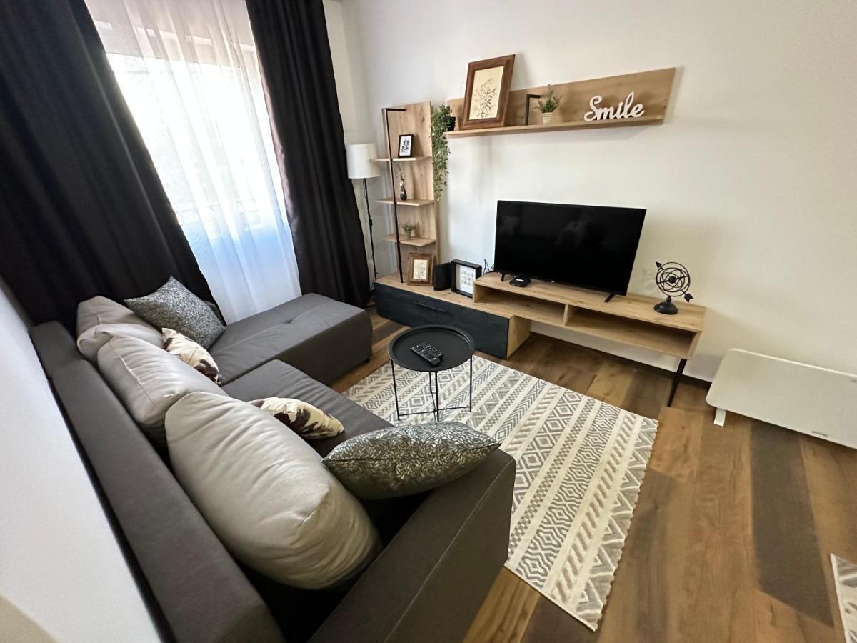 Sky Lux Apartmani Surčin Buitenkant foto